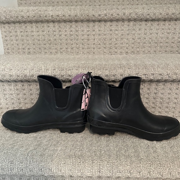 Women’s size 9 low rain boot - Picture 2 of 3